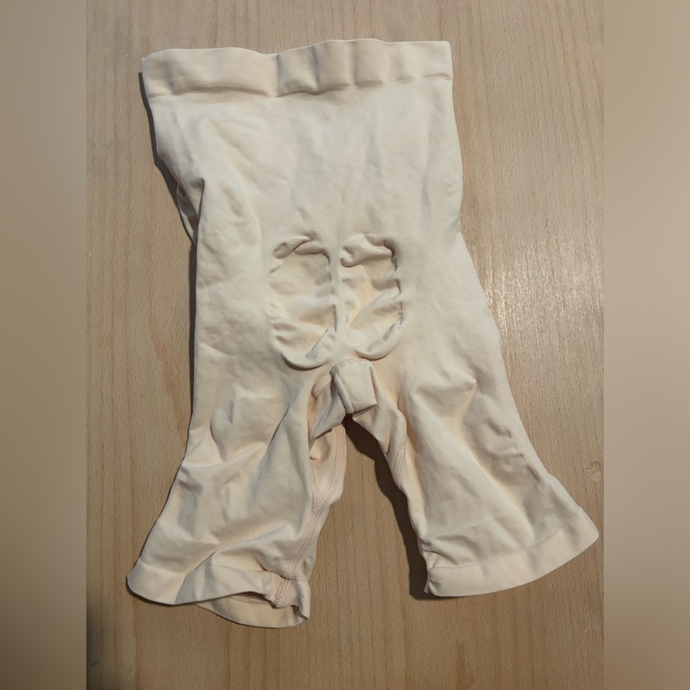 Skims Sculpting Maternity Shapewear - Picture 6 of 9